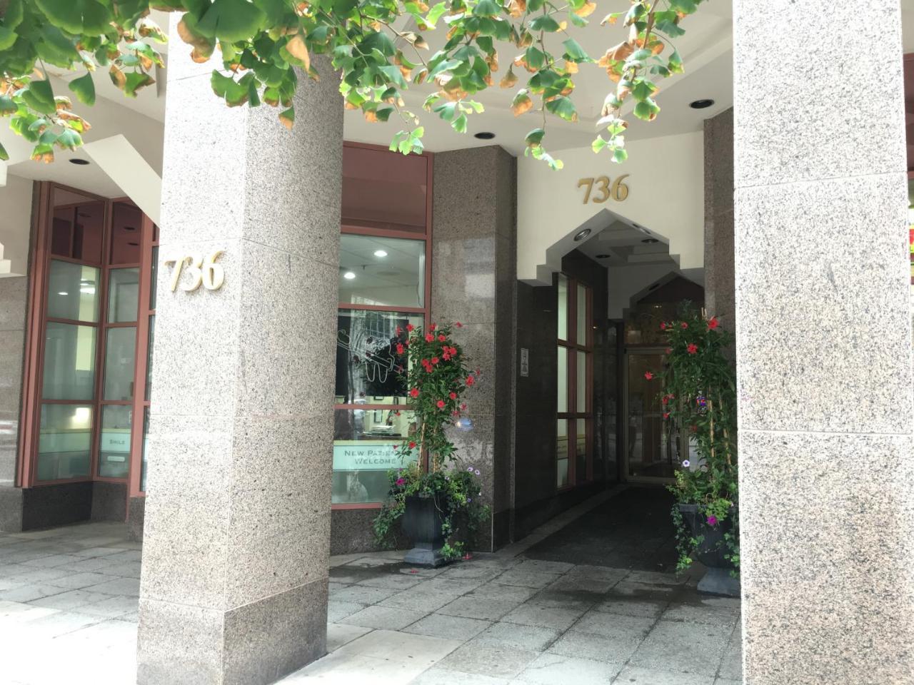Canada Suites On Bay, Established 1998 Торонто Экстерьер фото